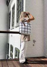 Marnis SHOPPING BAG - Lily White/Black. Køb designertasker||skuldertasker||tote bag her.