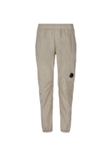 C.P. Companys Cargo Pant Chrome - R - Cobblestone. Køb bukser her.