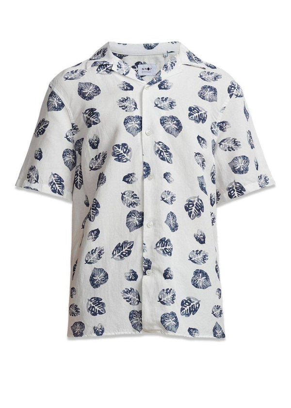 Nn. 07s Miyagi Short 5210 - White Print. Køb shirts her.