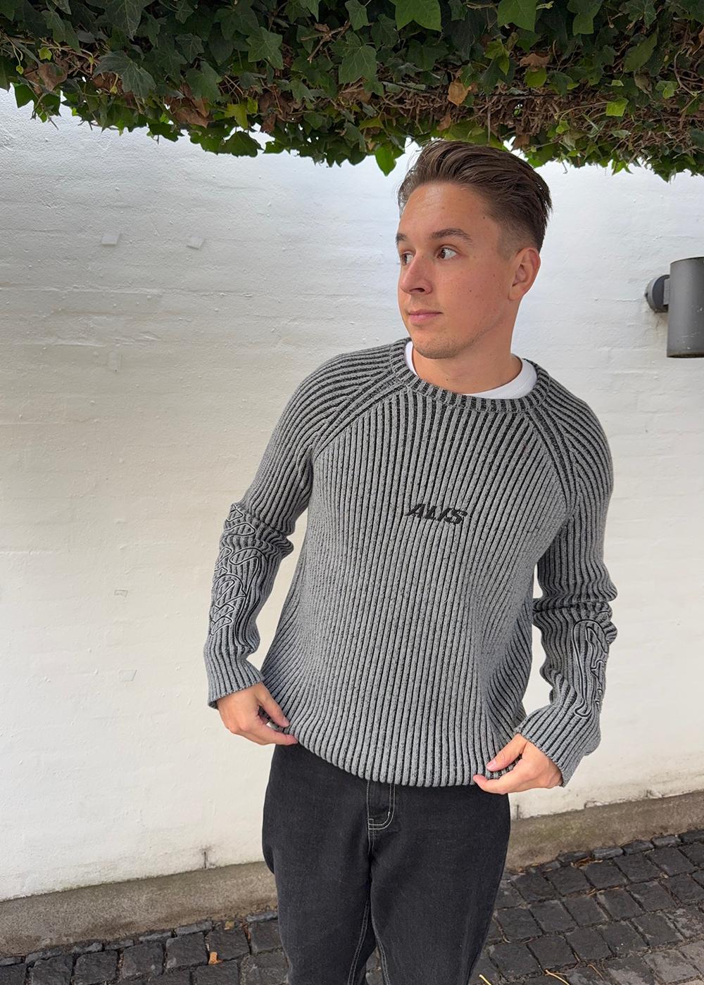 ARIA KNIT SWEAT W/ EMBROIDERY - Grey / Black-Knitwear-ALIS-Butler Loftet