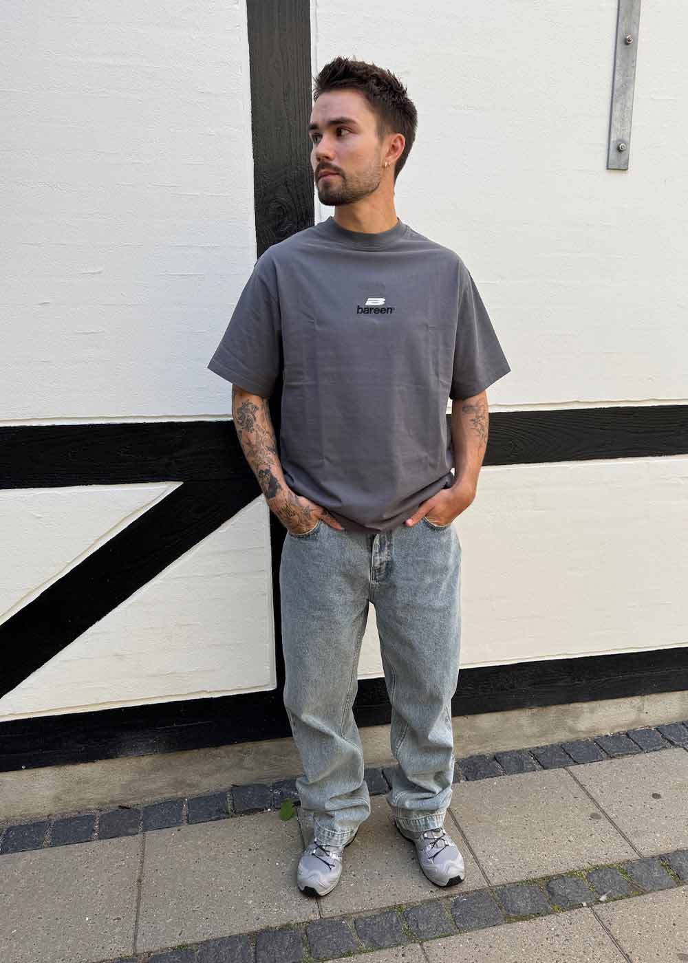 Box Fit - Logo 3.0 - Dark Grey-T-shirts-Bareen-Butler Loftet