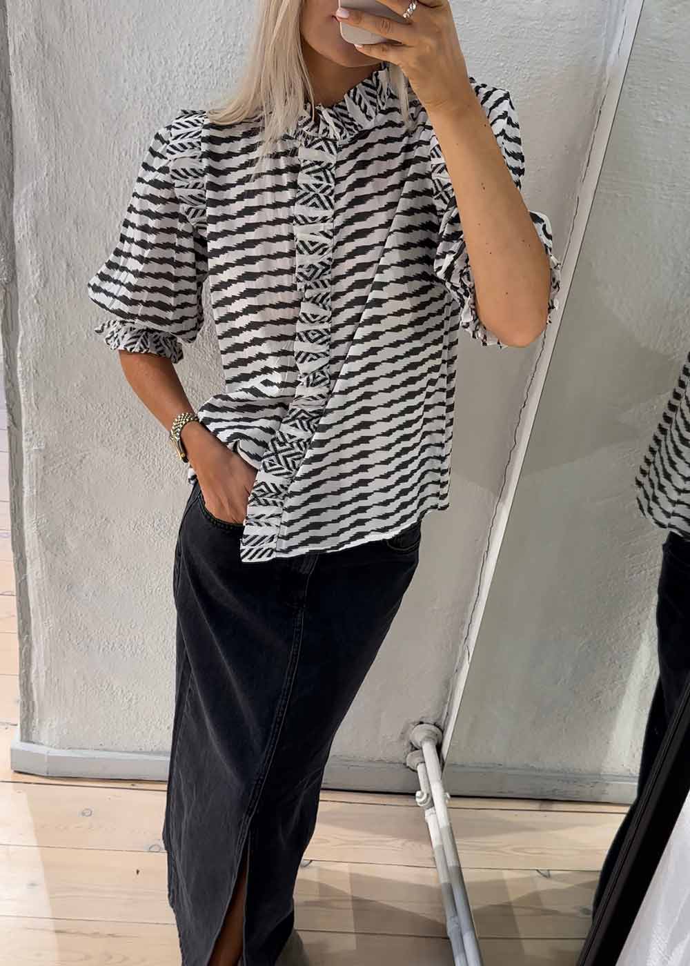 Chacha Graphic Blouse - Antracit-Blouses-Neo Noir-Butler Loftet