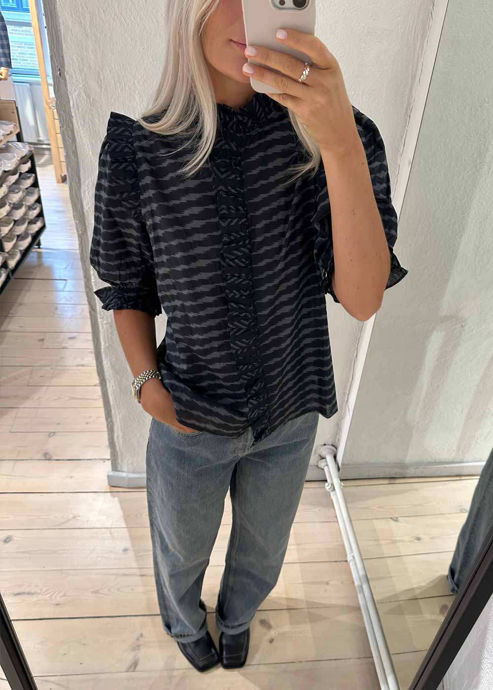 Chacha Graphic Blouse - Black-Blouses-Neo Noir-Butler Loftet