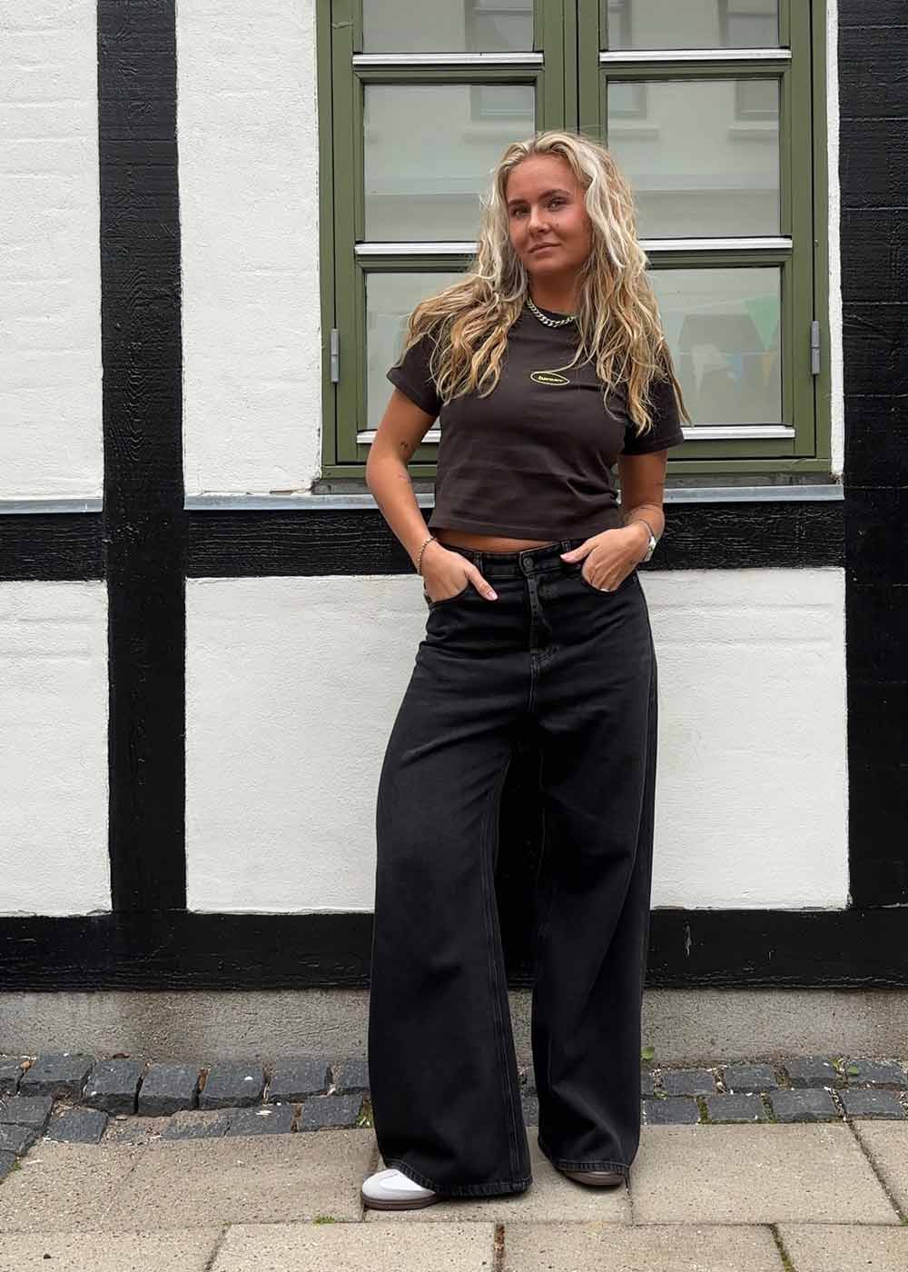 Cropped Womens Tee - Vintage Black-T-shirts-Bareen-Butler Loftet