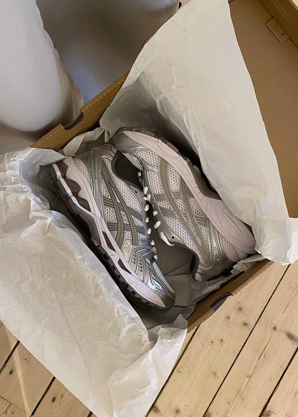 Asics' GEL-KAYANO 14 - White/Moonrock. Køb sneakers her.