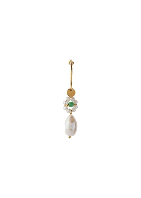 Stine A's Heavenly Flower Pearl Hoop with Green Stone - Gold. Køb øreringe her.