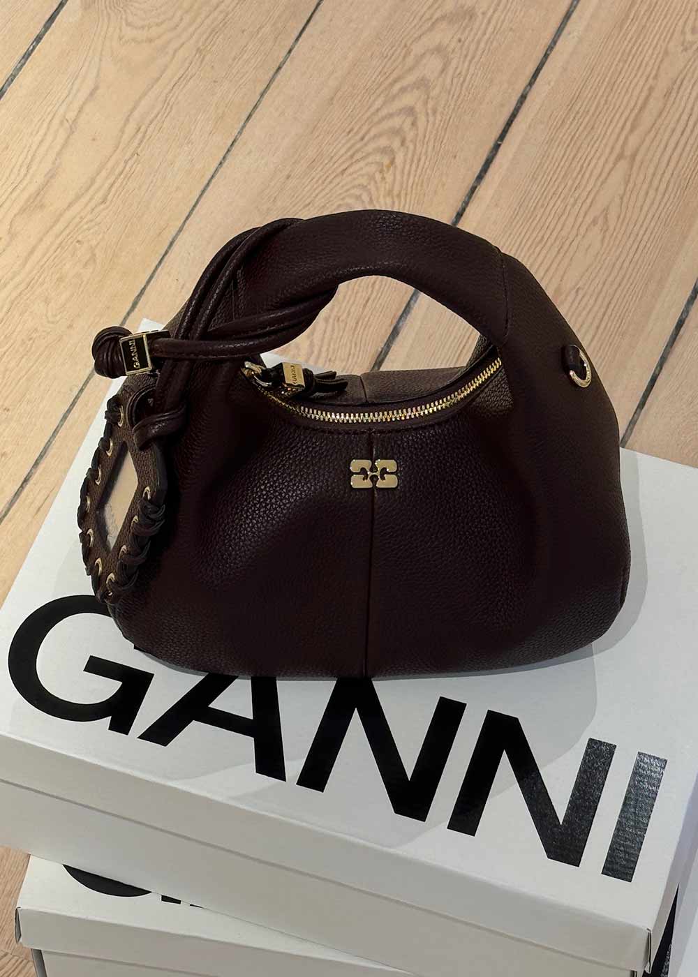 Hobo Mini Grained - Chicory Coffee-Bags-Ganni-Butler Loftet
