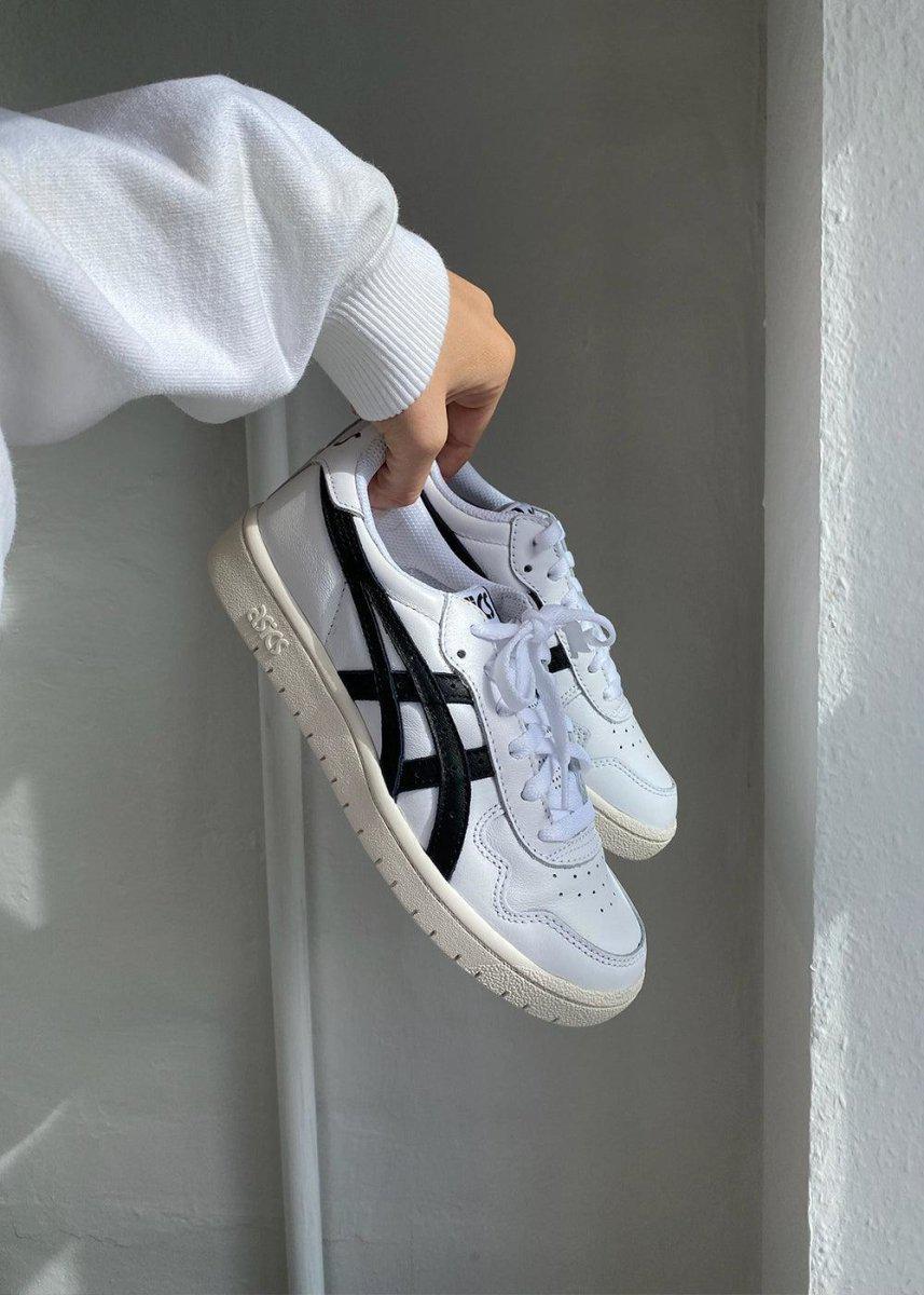 Asics' JAPAN S - White/Black. Køb sneakers her.