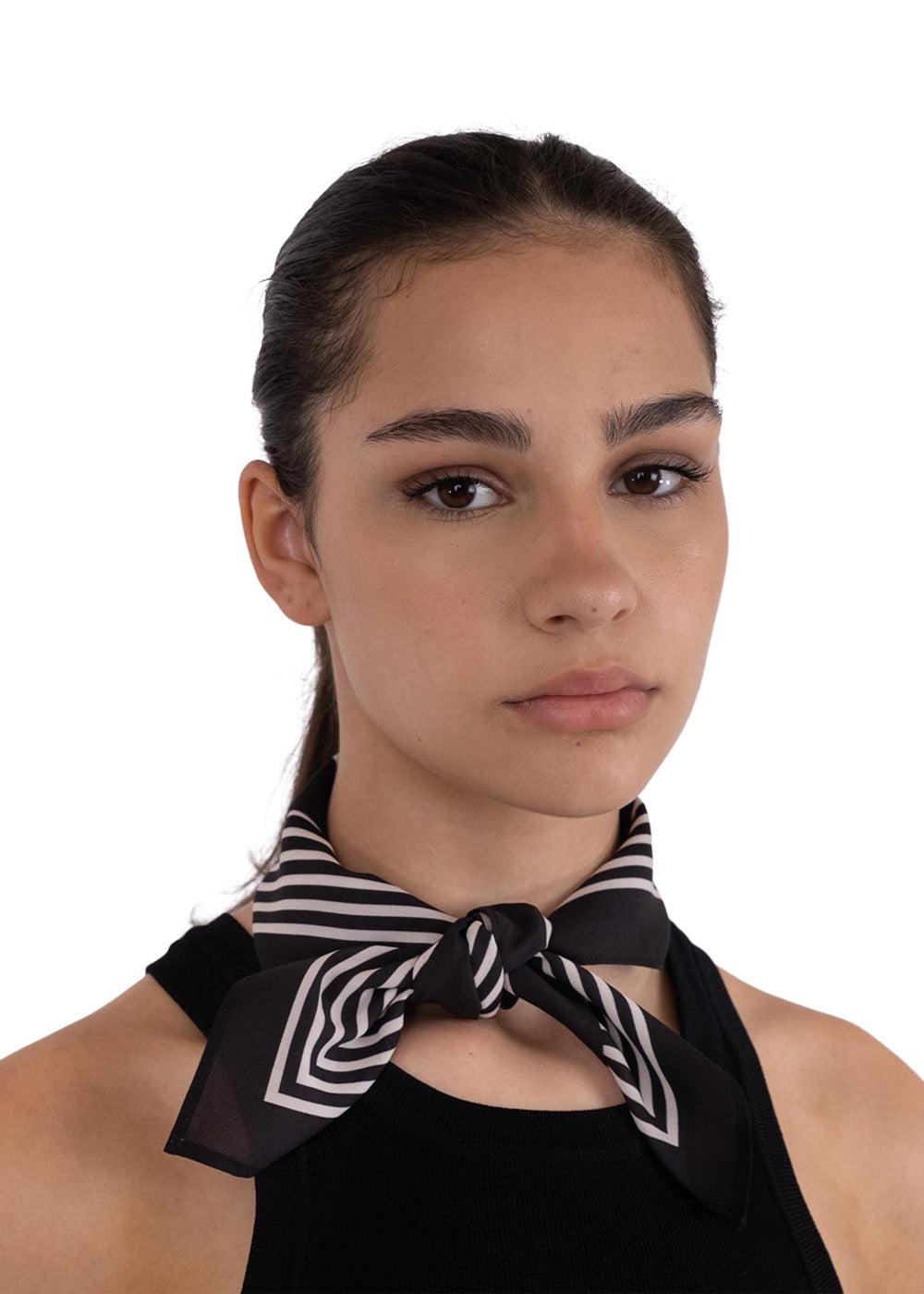 Neo Noirs Judy Line Scarf Small - Black. Køb scarf her.