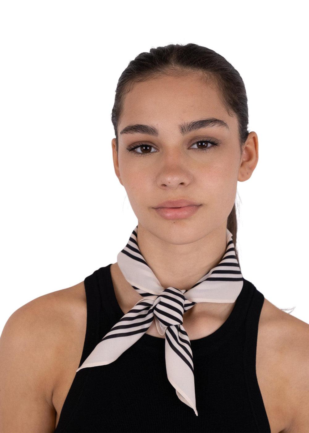 Neo Noirs Judy Line Scarf Small - Creme. Køb accessories her.