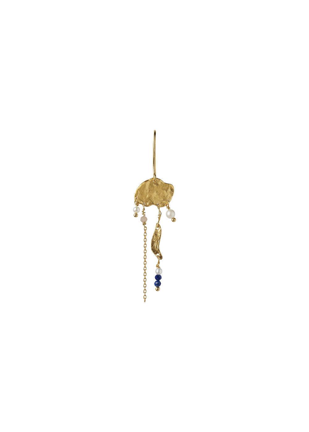 Stine A's long gold splash earring chain and color pop - Gold. Køb øreringe her.