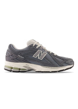 New Balances M1906RV - Titanium. Køb sneakers her.