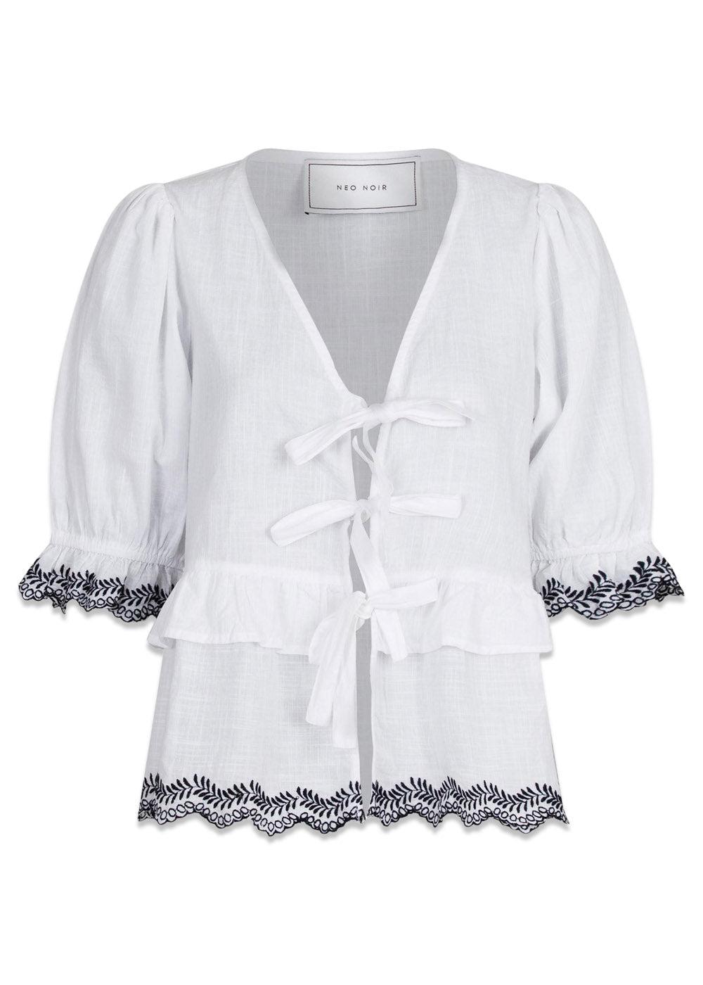 Neo Noirs Raya Embroidery Blouse - White/Black. Køb blouses her.