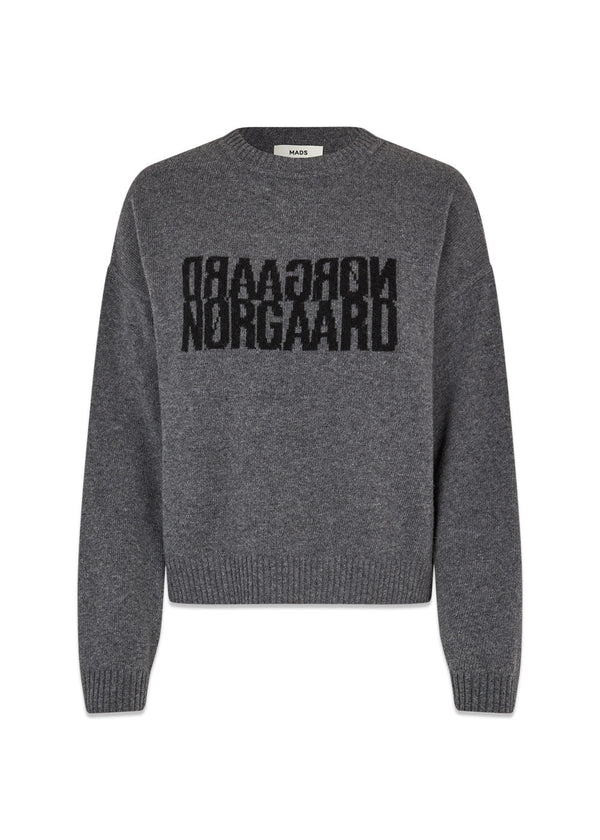 Mads Nørgaards Recy Soft Knit Tilona Sweater - Dark Grey Melange. Køb strik her.