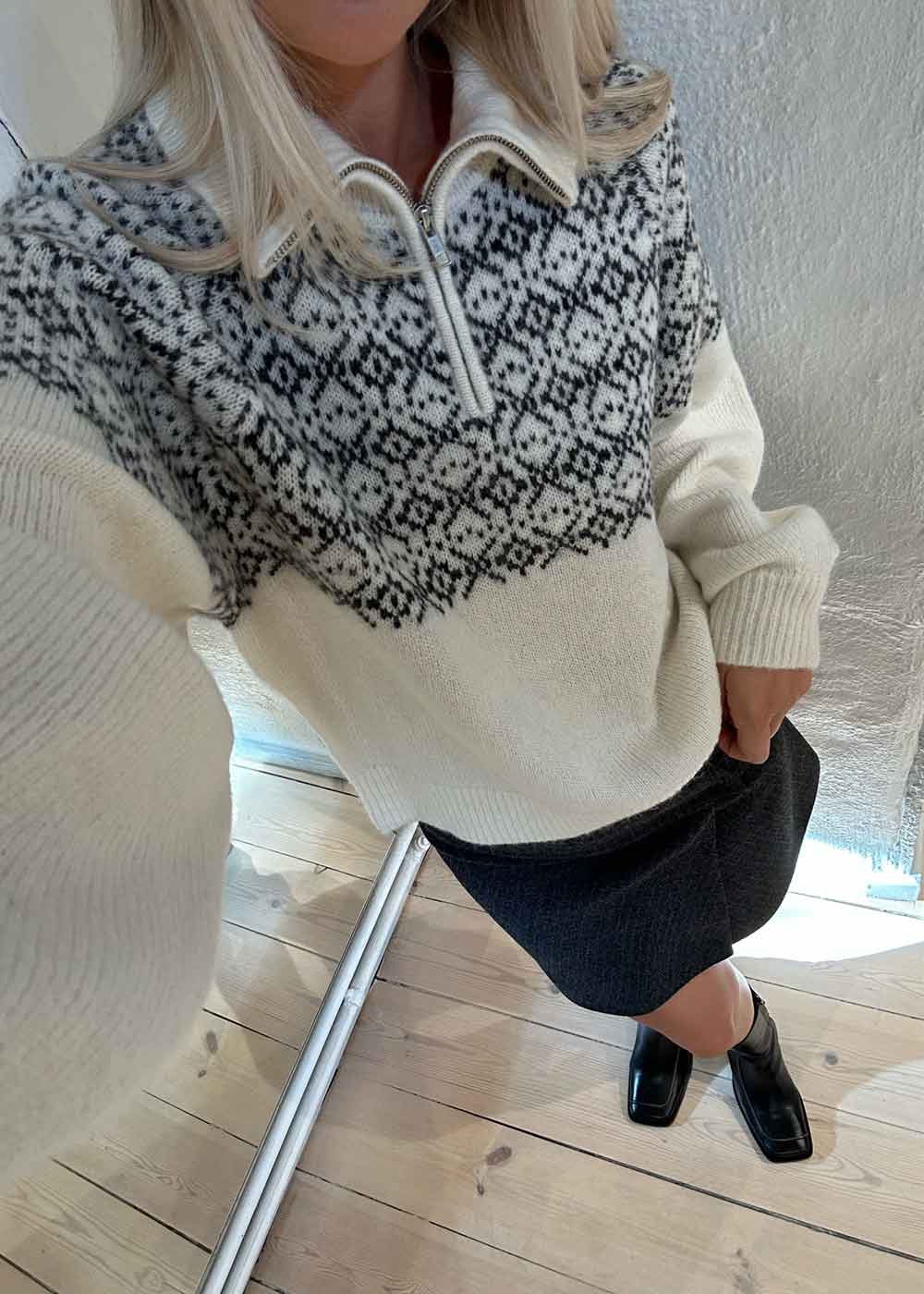 Verbier Neck Sweater - Cream/Grey Artwork-Knitwear-The Garment-Butler Loftet