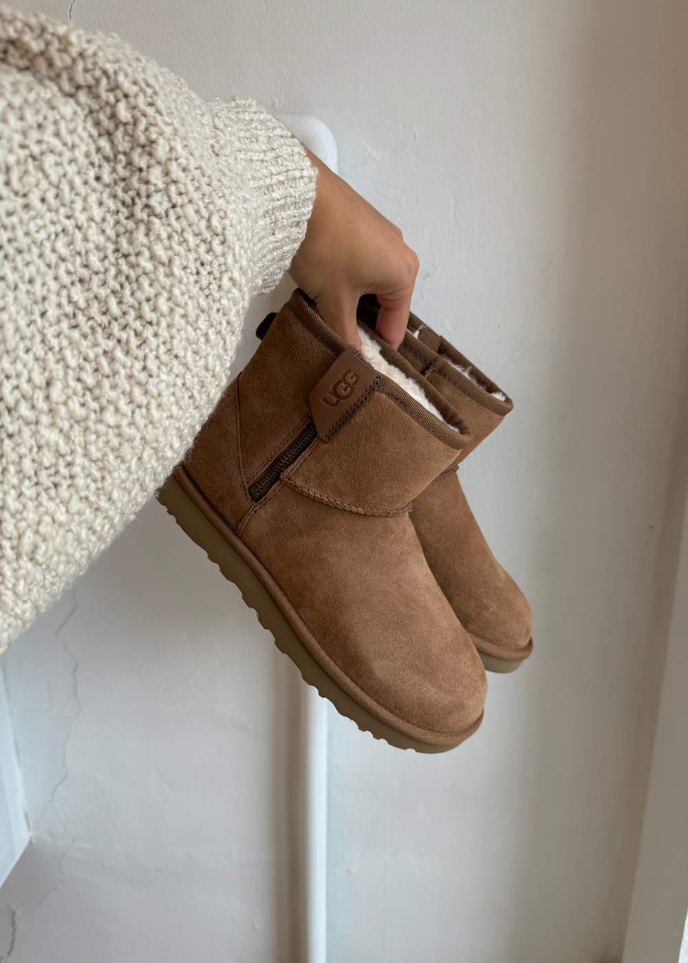 W Classic Mini Bailey Zip - Chestnut-Boots-UGG-Butler Loftet