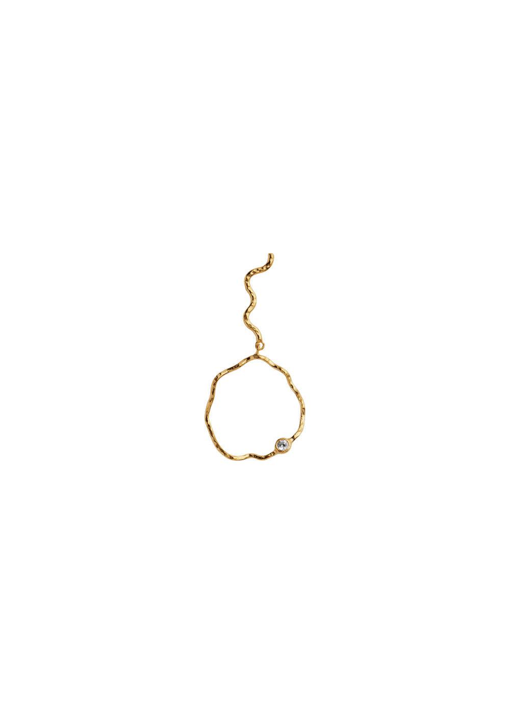 Stine A's Wavy Circle Earring with Stone Left Gold - Gold. Køb øreringe her.