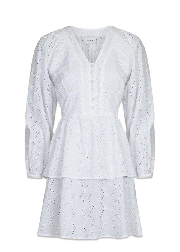 Neo Noirs Aronia Broderie Dress - White. Køb kjoler her.