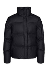 Rains' Boxy Puffer Jacket - Black. Køb overtøj her.