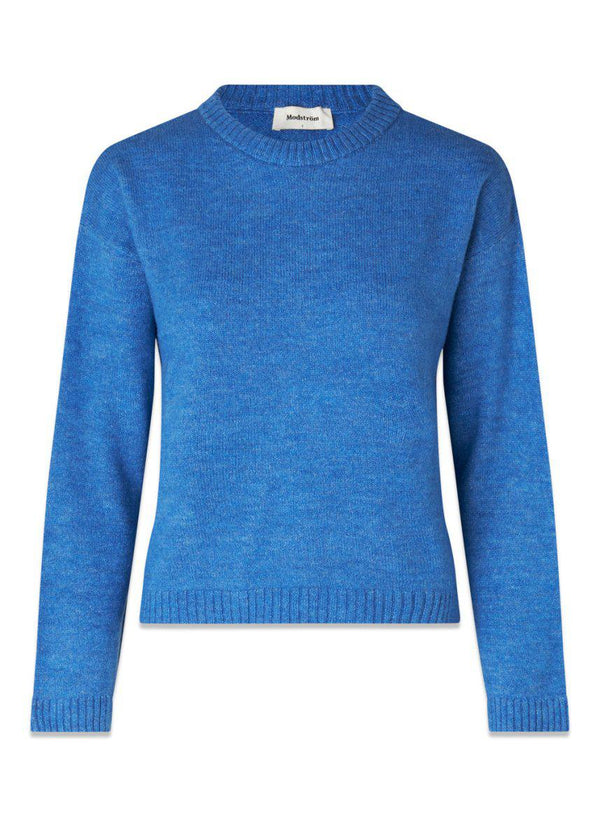 Modströms CarisMD o-neck - Azure Blue. Køb strik her.