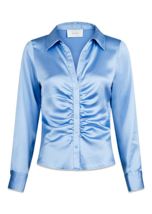 Neo Noirs Christy Satin Shirt - Sky Blue. Køb blouses her.