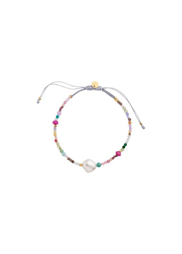 Stine A's Color Crush Bracelet with Multi Mix and Light Grey Ribbon - Gold. Køb smykker her.
