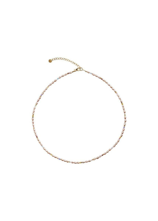 Stine A's Confetti Pearl Bracelet with B - Gold. Køb halskæder her.