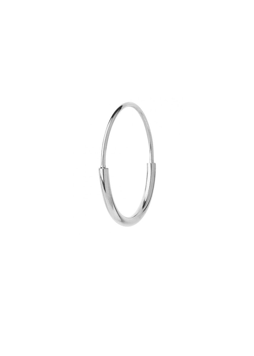 Maria Blacks Delicate Hoop 22 Earring - Silver. Køb øreringe her.