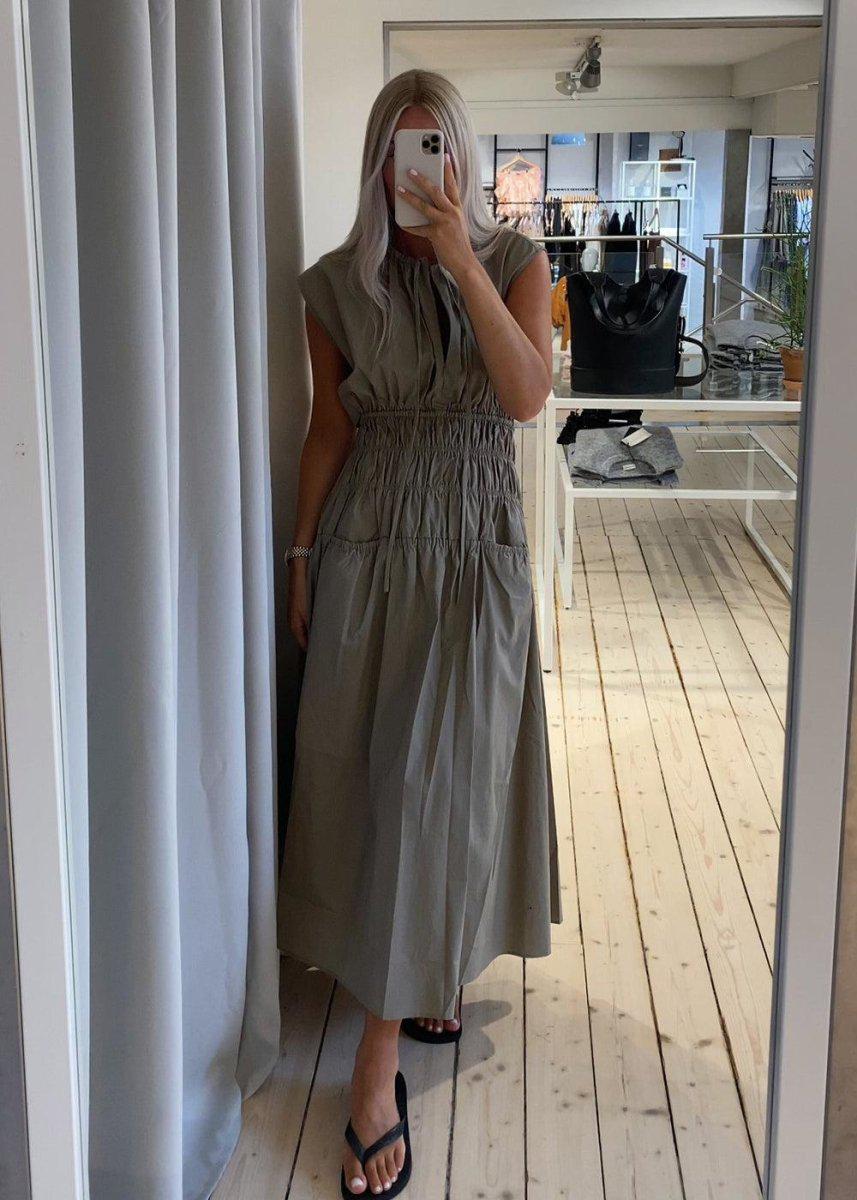 Drawstring Midi Dress - Taupe Dress842_WL2233240_TAUPE_S888209499883- Butler Loftet