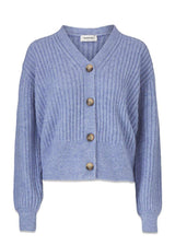 Modströms Goldie cardigan - Country Blue. Køb strik her.