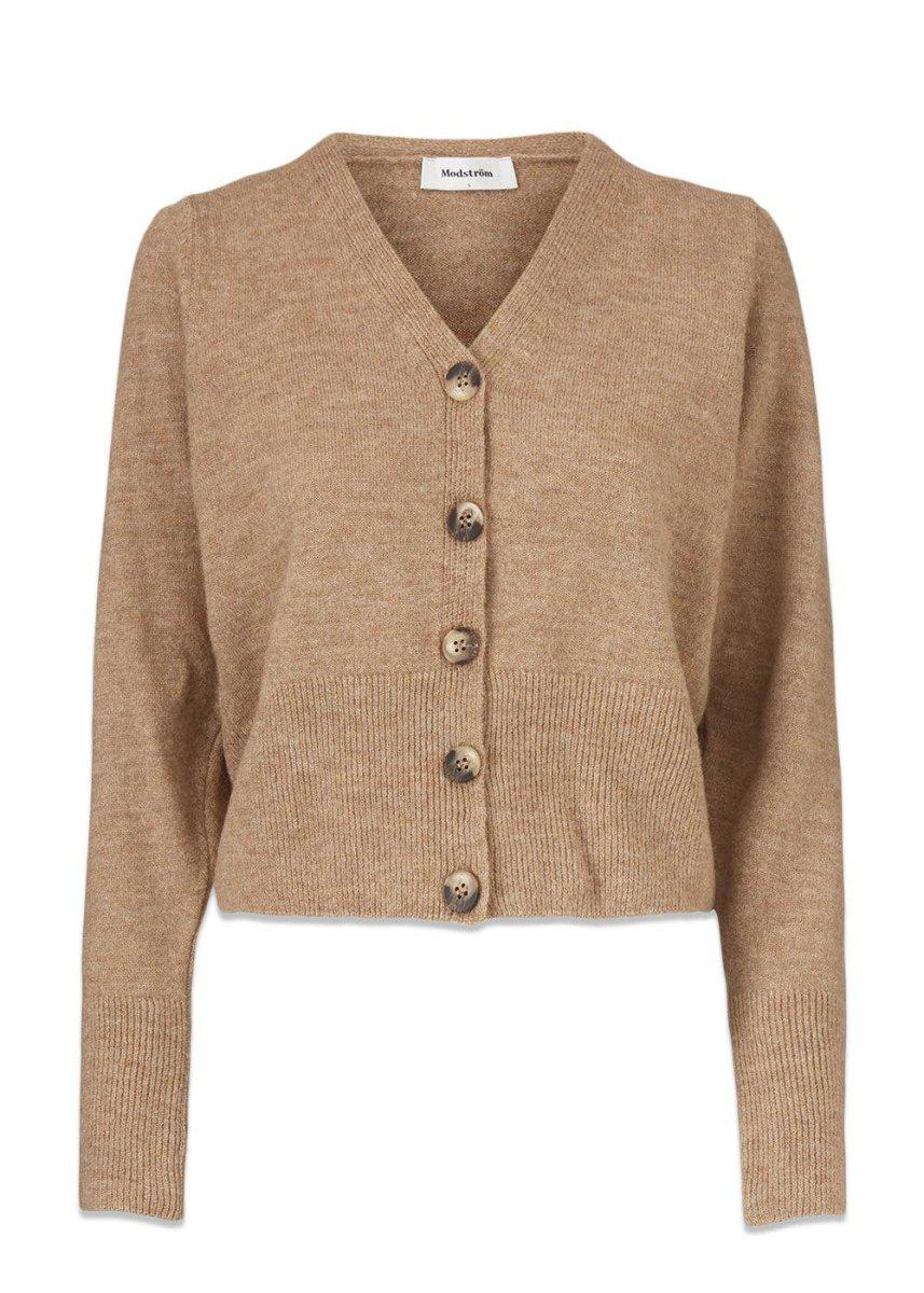 Modströms Gunhilda cardigan - Camel. Køb strik her.