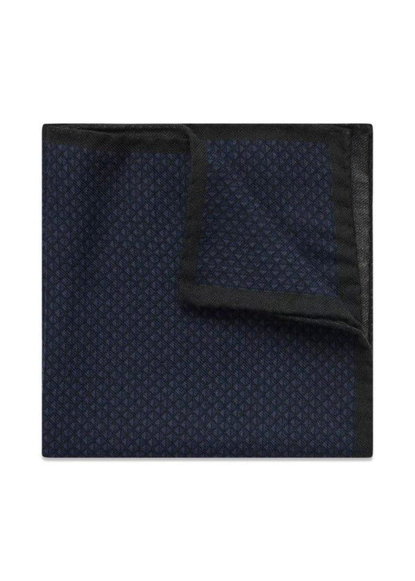 Oscar Jacobsons Handkerchief - Deep Blue. Køb scarf her.
