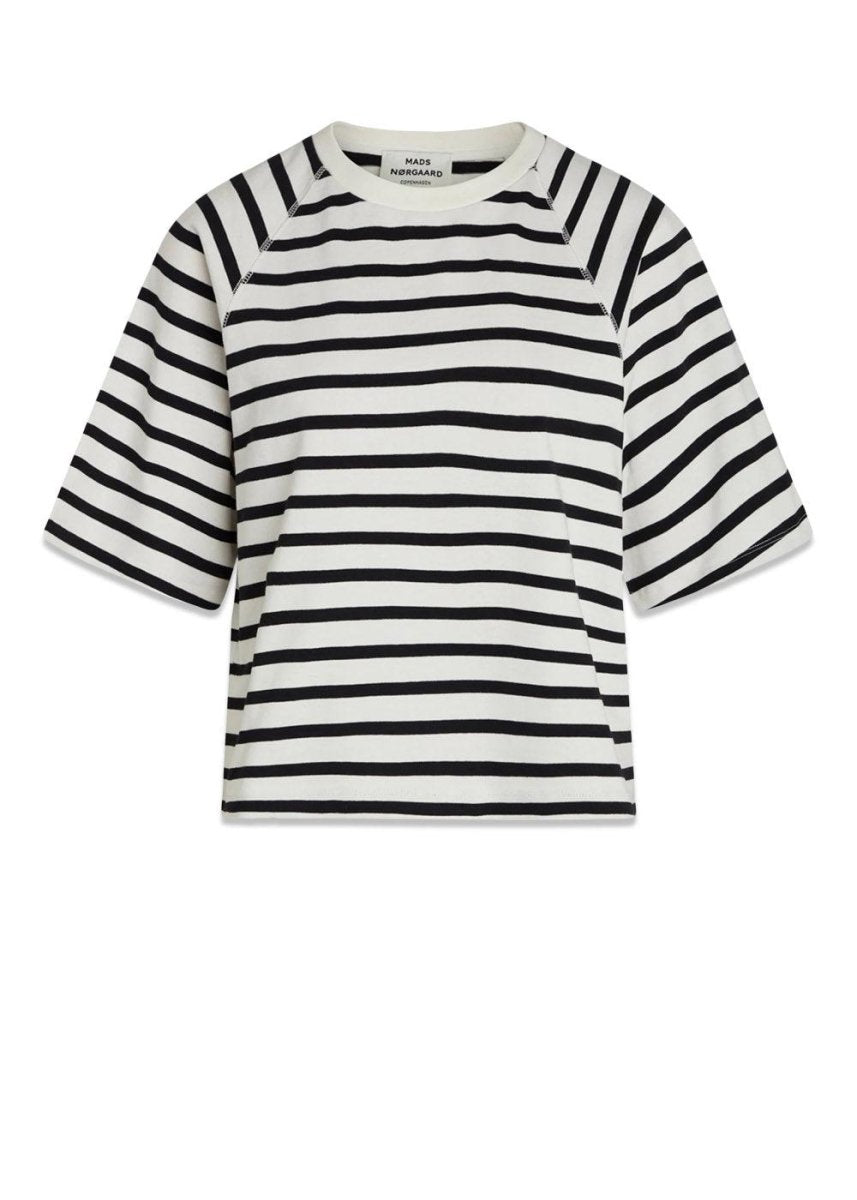 Mads Nørgaards Heavy Single Stripe Trista Tee - Snowwhite/Black. Køb t-shirts her.