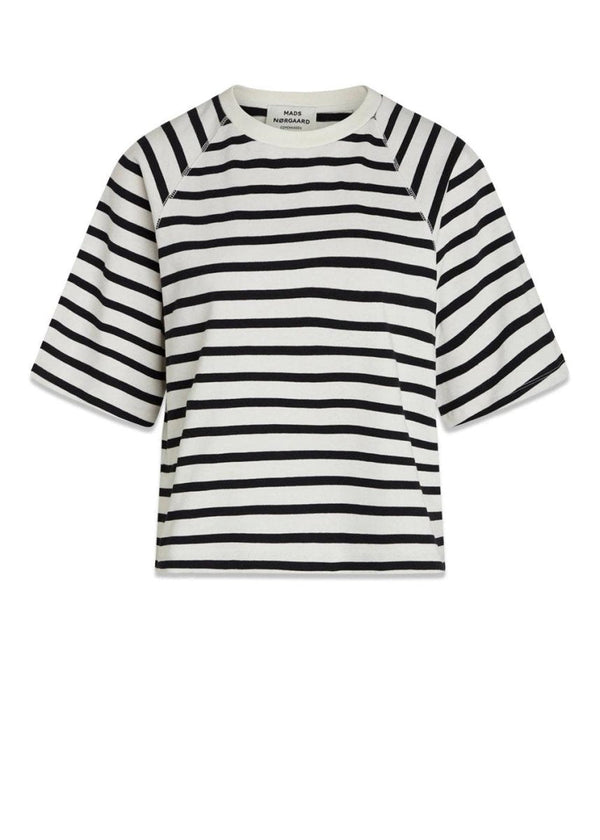 Mads Nørgaards Heavy Single Stripe Trista Tee - Snowwhite/Black. Køb t-shirts her.