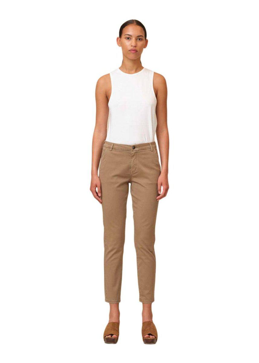 Ivy Copenhagens Karmey Chino Color - Taupe. Køb bukser her.