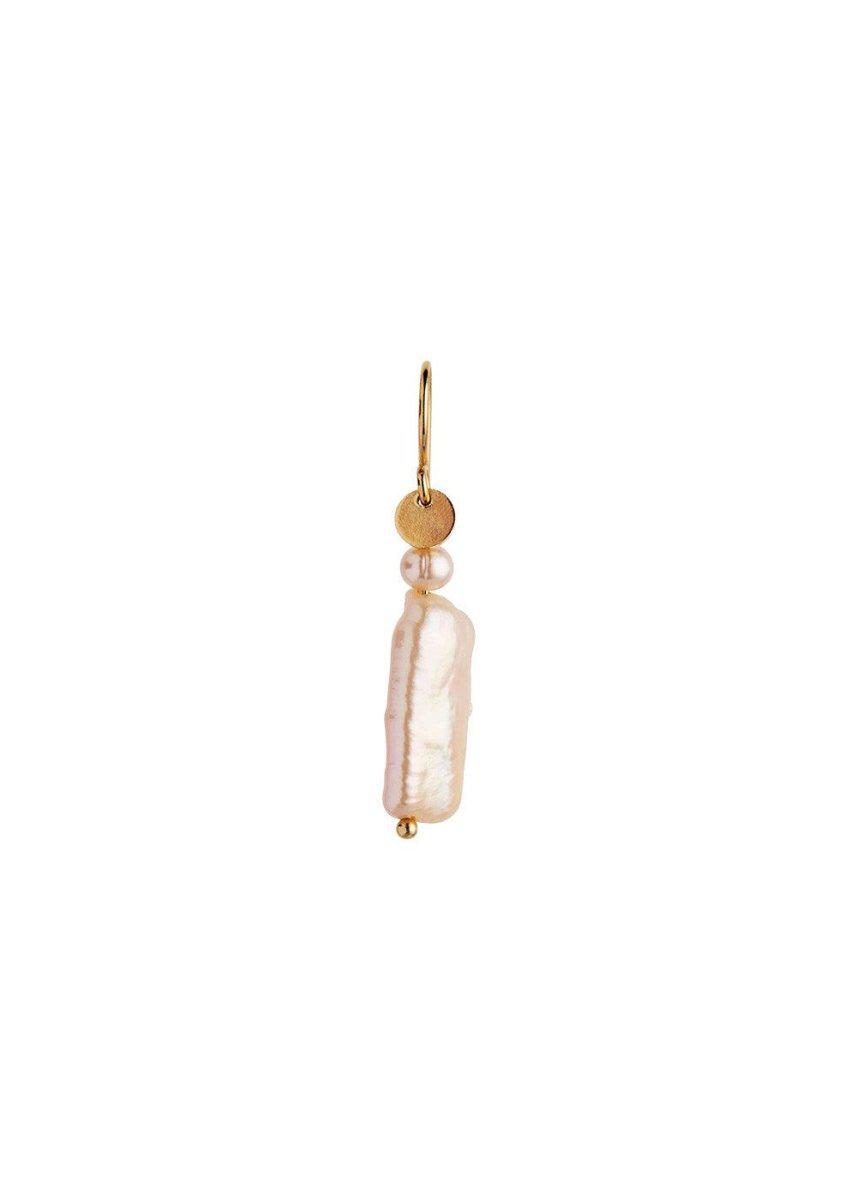 Stine A's Long Baroque Pearl Earring Peach Sorbet Gold - Gold. Køb øreringe her.