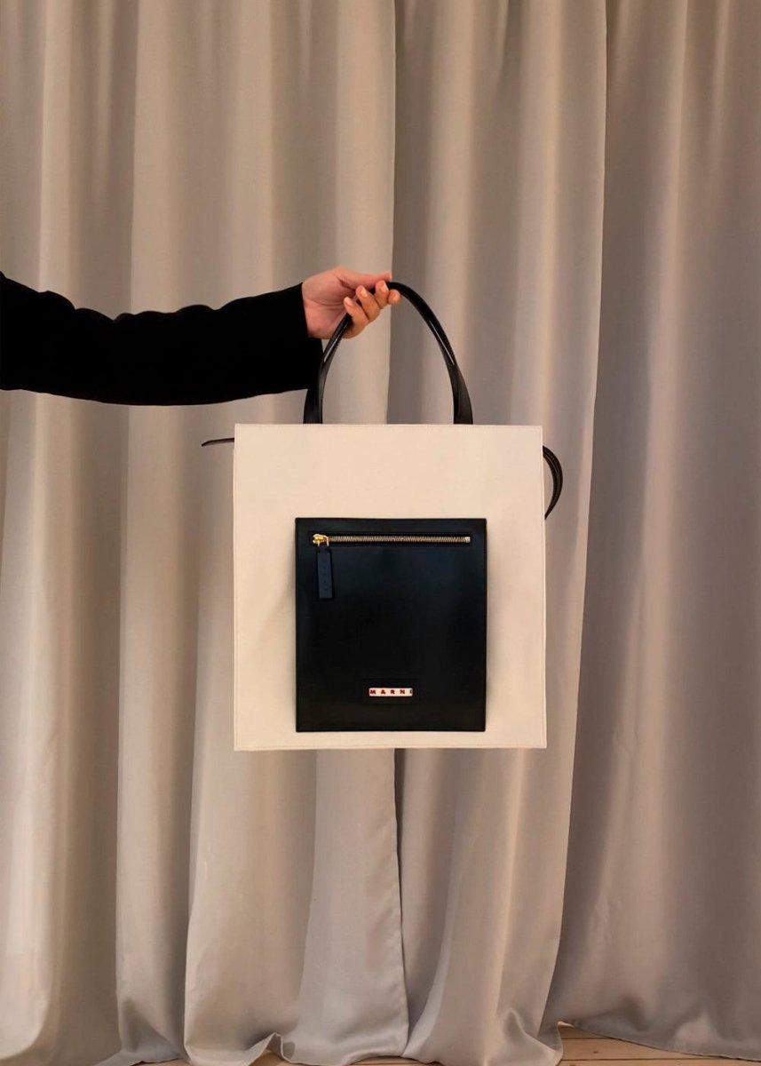 Marnis MUSEO TOTEBAG - Black+Stone White. Køb designertasker||skuldertasker||tote bag her.