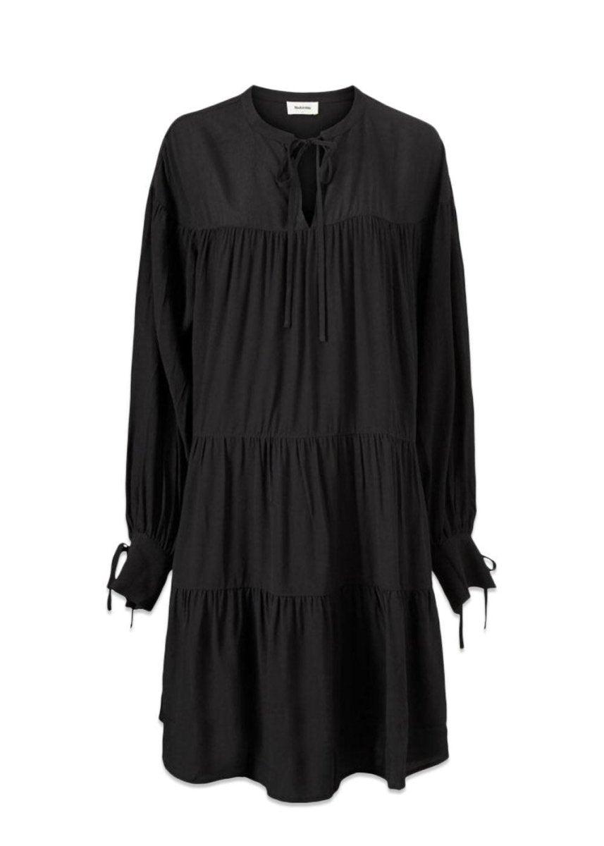 Modströms Menna dress - Black. Køb kjoler her.