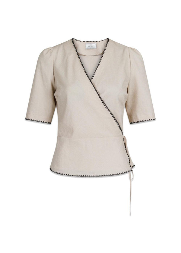 Neo Noirs Pepito Stitch Blouse - Sand. Køb blouses her.