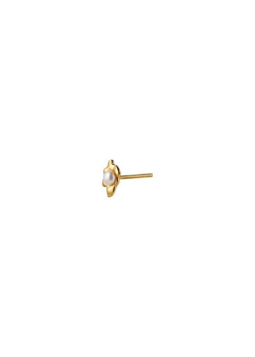 Stine A's Petit Shelly Pearl Earring - Gold. Køb øreringe her.
