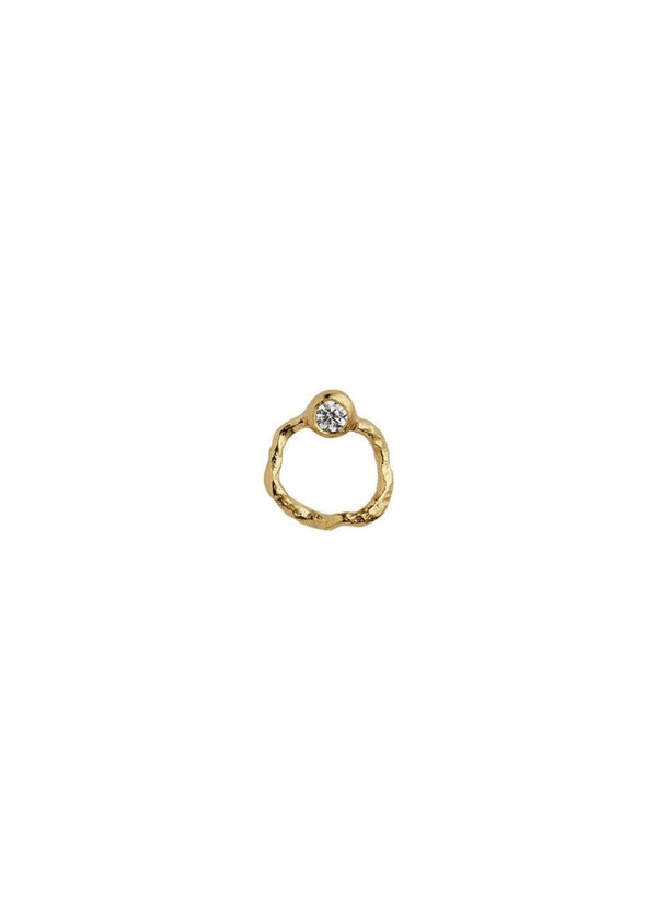 Stine A's Petit Wavy Circle Earring With - Gold. Køb øreringe her.