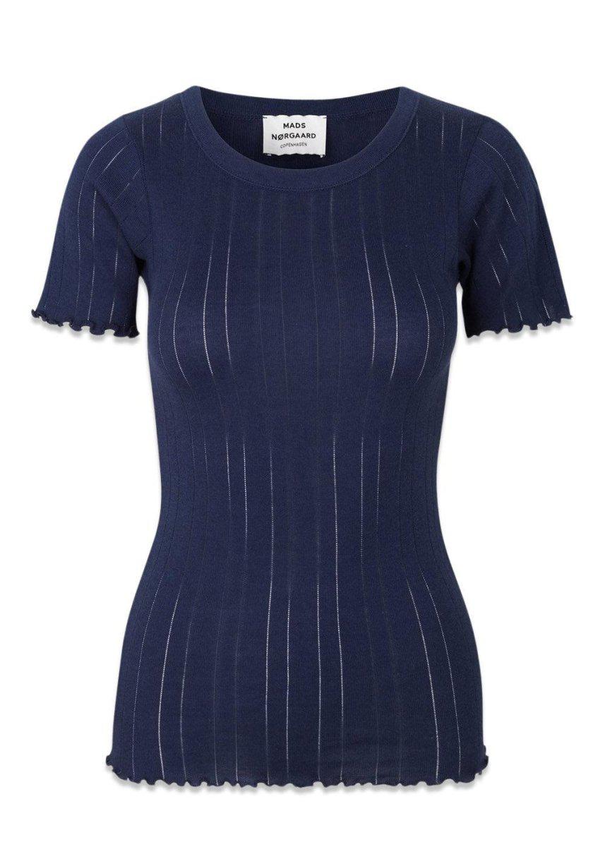 Mads Nørgaards Pointella Trixa - Navy. Køb t-shirts her.