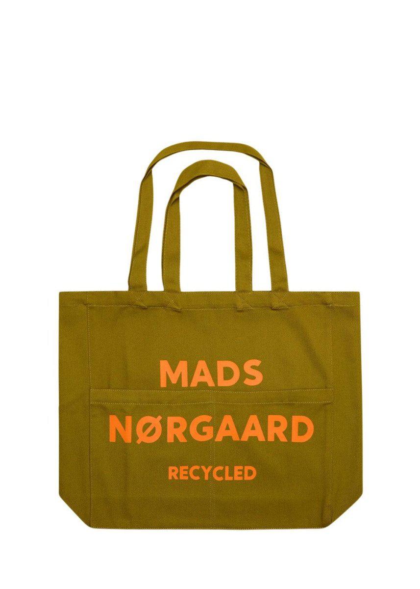 Mads Nørgaards Recycled Boutique Altea Bag - Fir Green. Køb tote bags her.