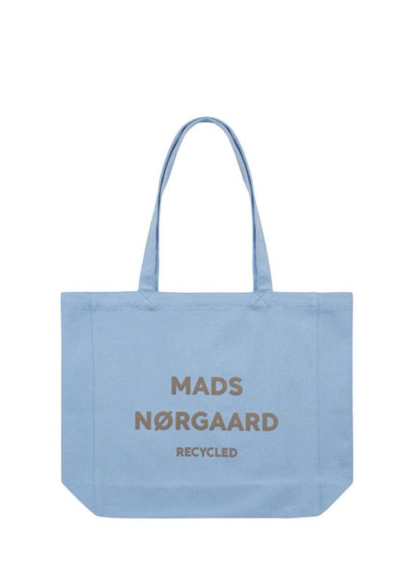 Mads Nørgaards Recycled Boutique Athene Bag - Della Robbia Blue. Køb tote bags her.