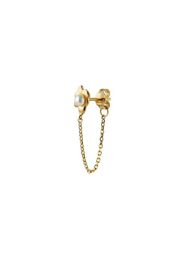 Stine A's Shelly Pearl earring w/ chain - Gold. Køb øreringe her.
