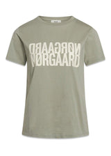 Mads Nørgaards Single Organic Trenda P - Light Army. Køb t-shirts her.