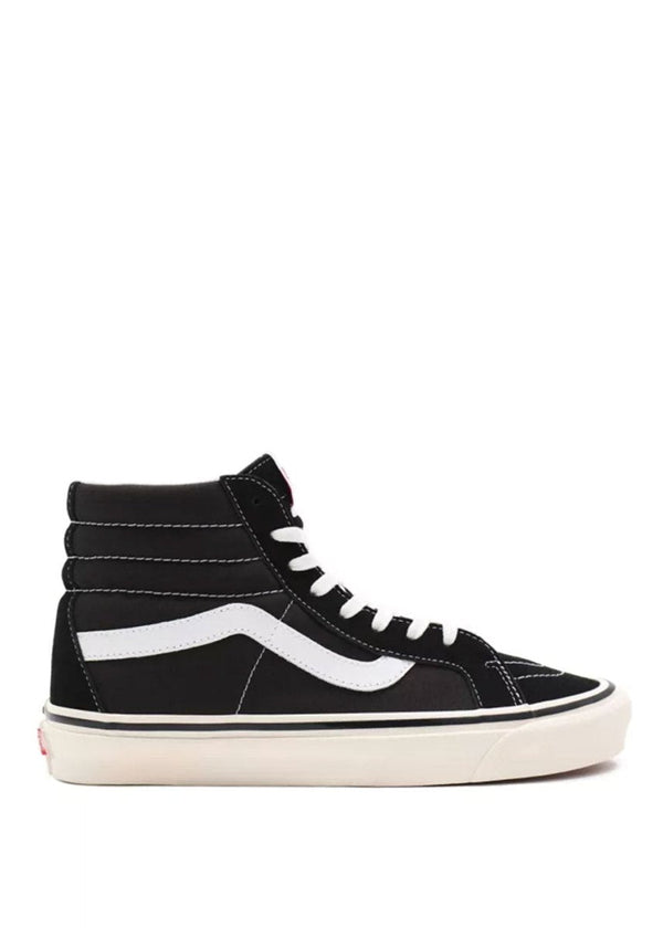 Vans' Sk8-Hi - Black/Black/White. Køb sneakers her.