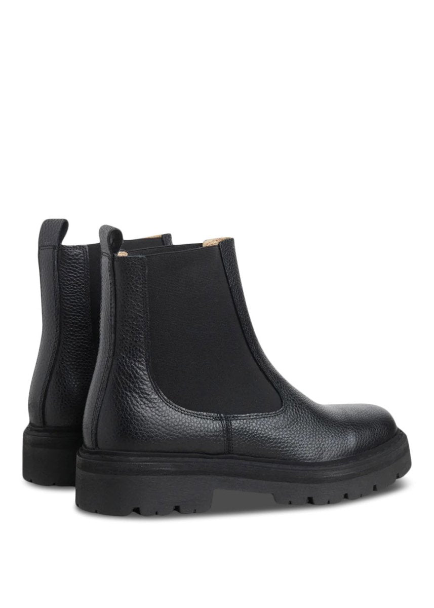 Garment Projects Spike Chelsea - Black Grained. Køb støvler her.