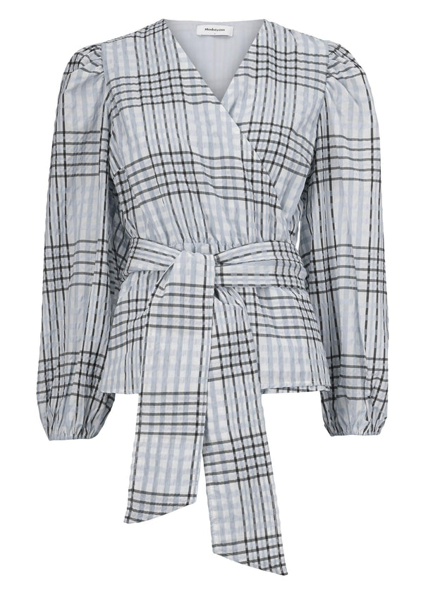 Modströms Taia wrap top - Pale Blue Check. Køb toppe her.