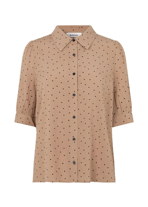 Modströms Talle print shirt - Camel Polka. Køb blouses her.